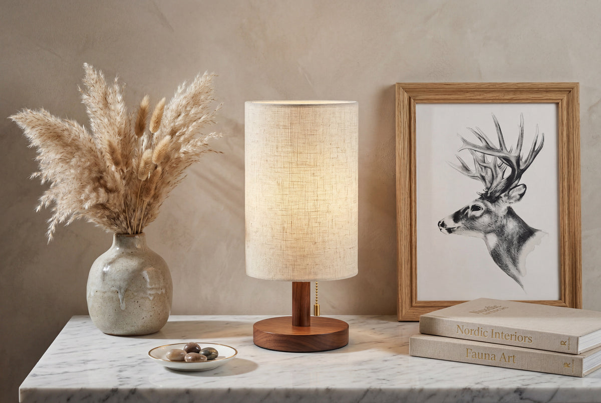 LIGNUM MODERNA är en bordslampa med träbas och dimbar LED-belysning i varmt ljus. Passar i sovrum, arbetsrum och vardagsrum.