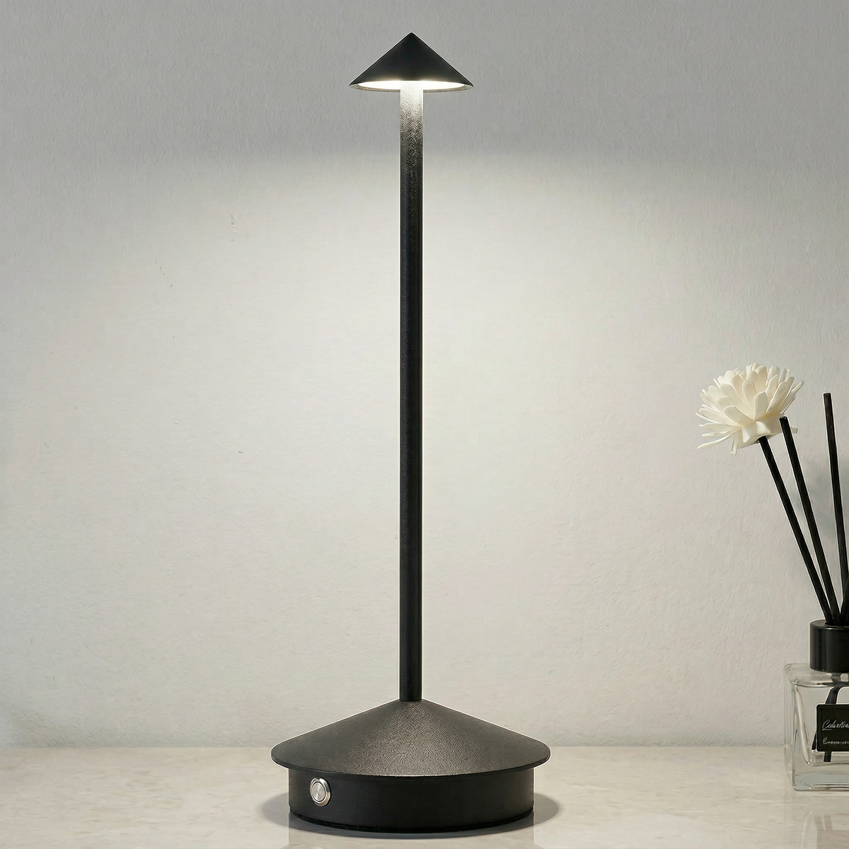 AURELIS MINI är en kompakt uppladdningsbar bordslampa med integrerad LED. Sladdlös och lättplacerad på nattduksbord, fönsterbräda eller sidobord.