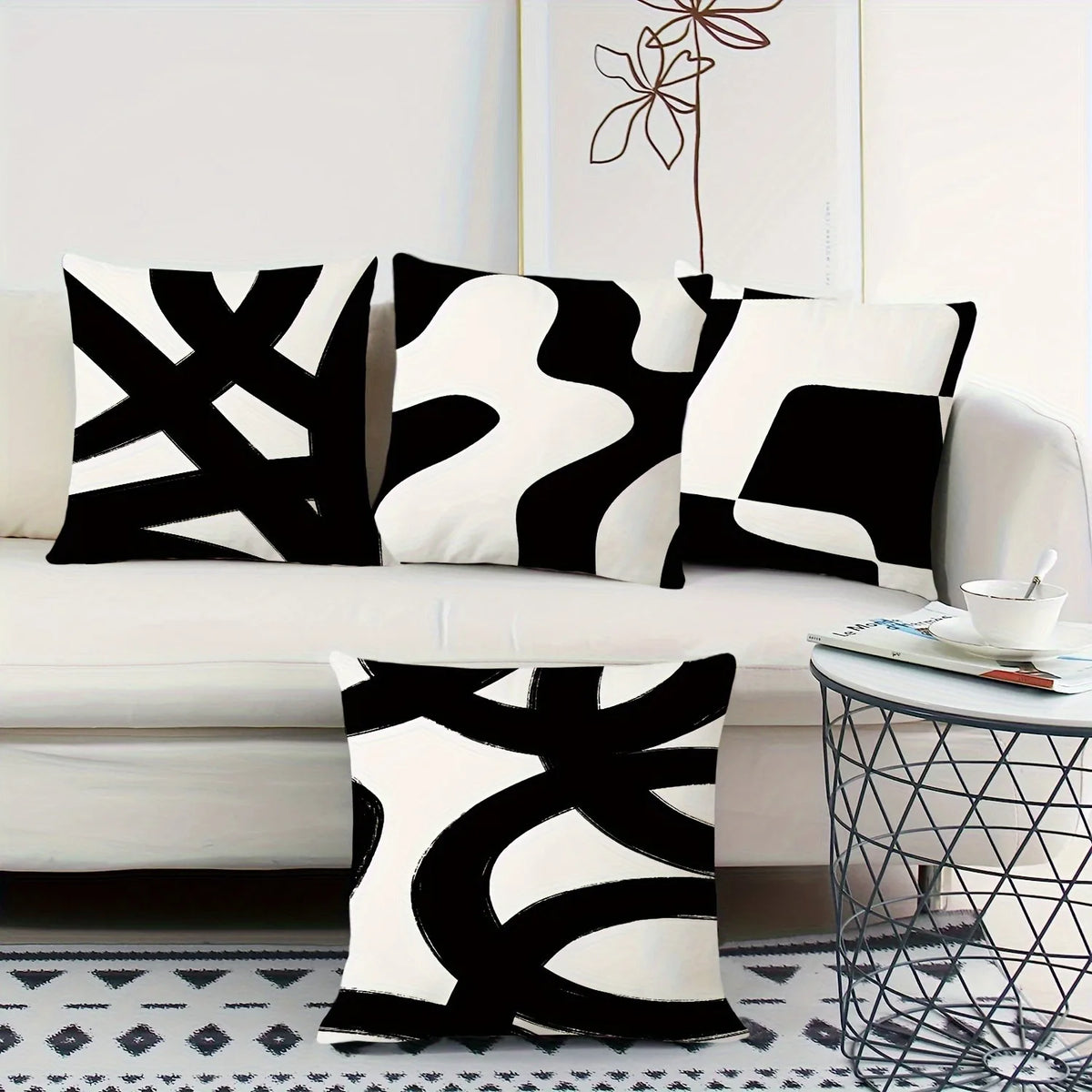 LINEA NERO är ett kuddfodral 40 × 40 cm . Dekorativt kuddfodral med grafiska svarta linjemotiv som ger soffan, sängen eller fåtöljen ett modernt och avskalat uttryck.