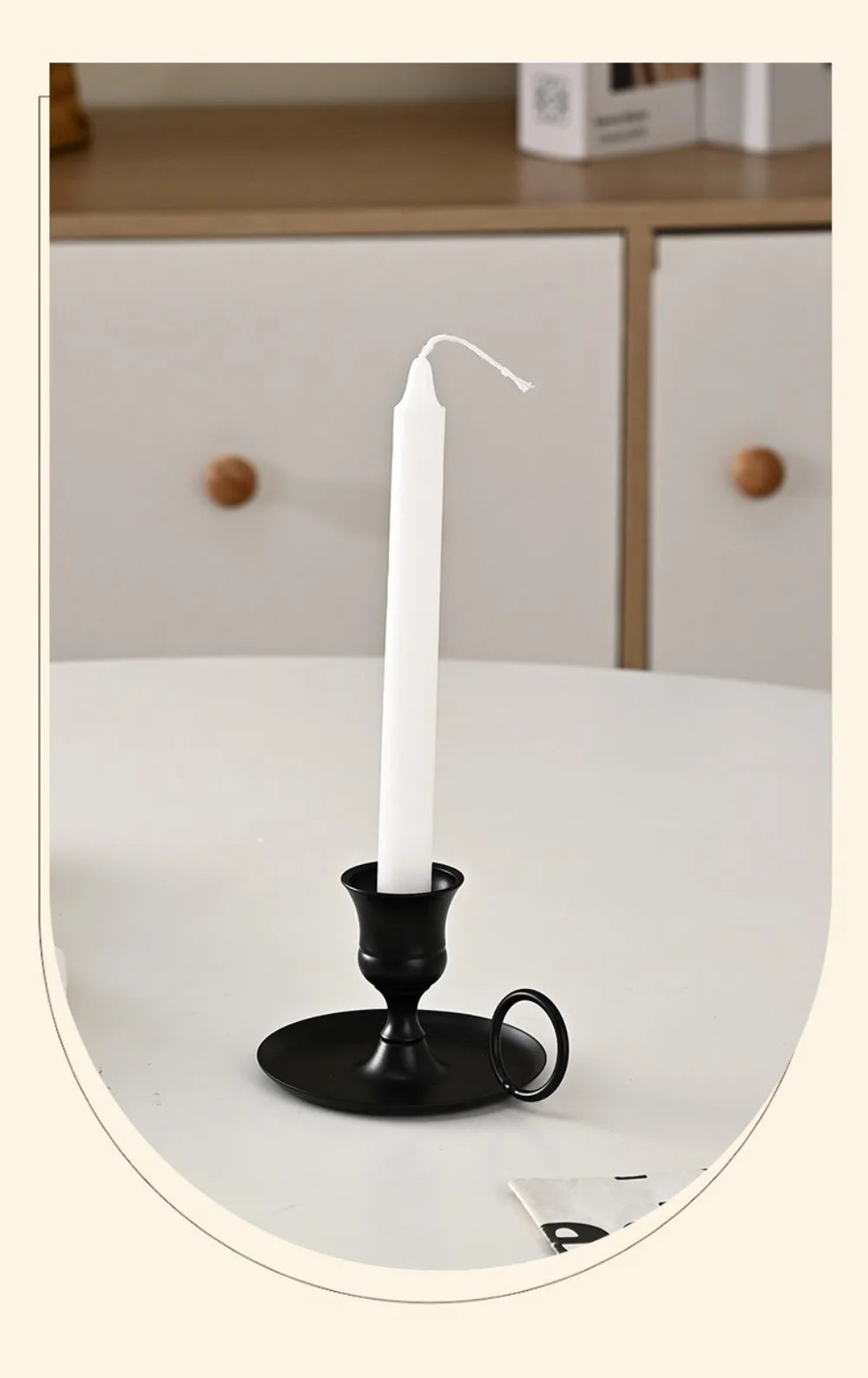en ljusstake med handtag och klassisk kammarform. Finns i kaffebrun, guldfärgad och svart för dukning eller som dekorativ detalj. kammarljushållare