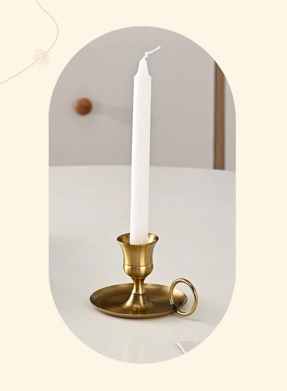 en ljusstake med handtag och klassisk kammarform. Finns i kaffebrun, guldfärgad och svart för dukning eller som dekorativ detalj. kammarljushållare