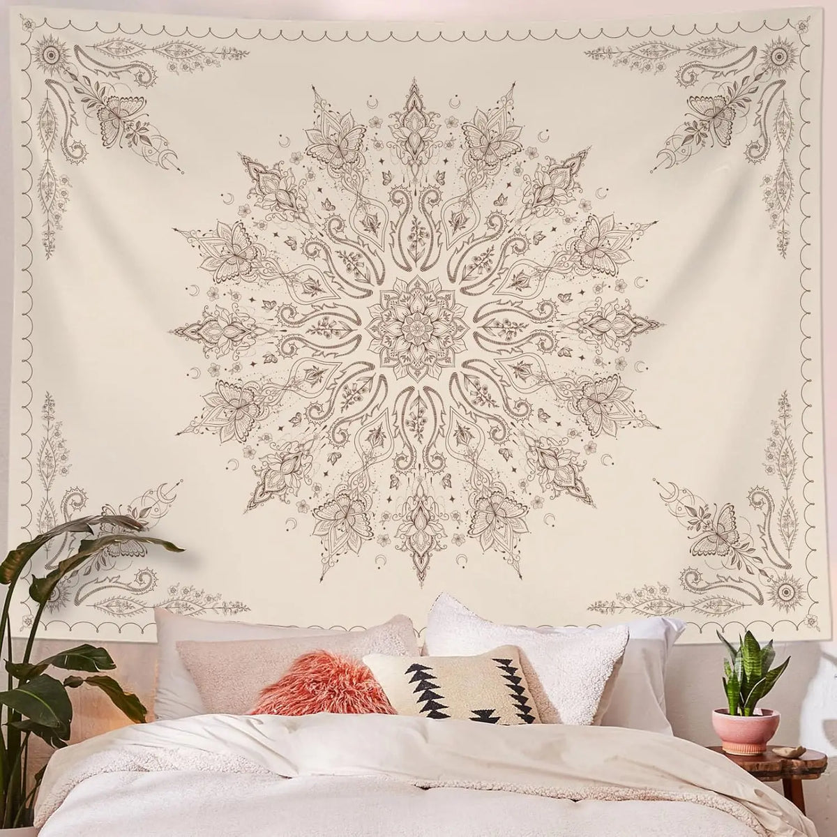 Väggbonad Solena Beige är  i polyester med tryckt mandalamönster. Finns i flera storlekar för sovrum, vardagsrum och större väggytor.