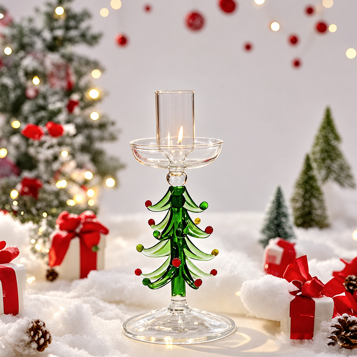 En dekorativ ljushållare i glas med en stiliserad trädform . ljusstakar jul , ljusstakar glas, Julgran form