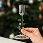 En dekorativ ljushållare i glas med en stiliserad trädform . ljusstakar jul , ljusstakar glas, Trädblad form