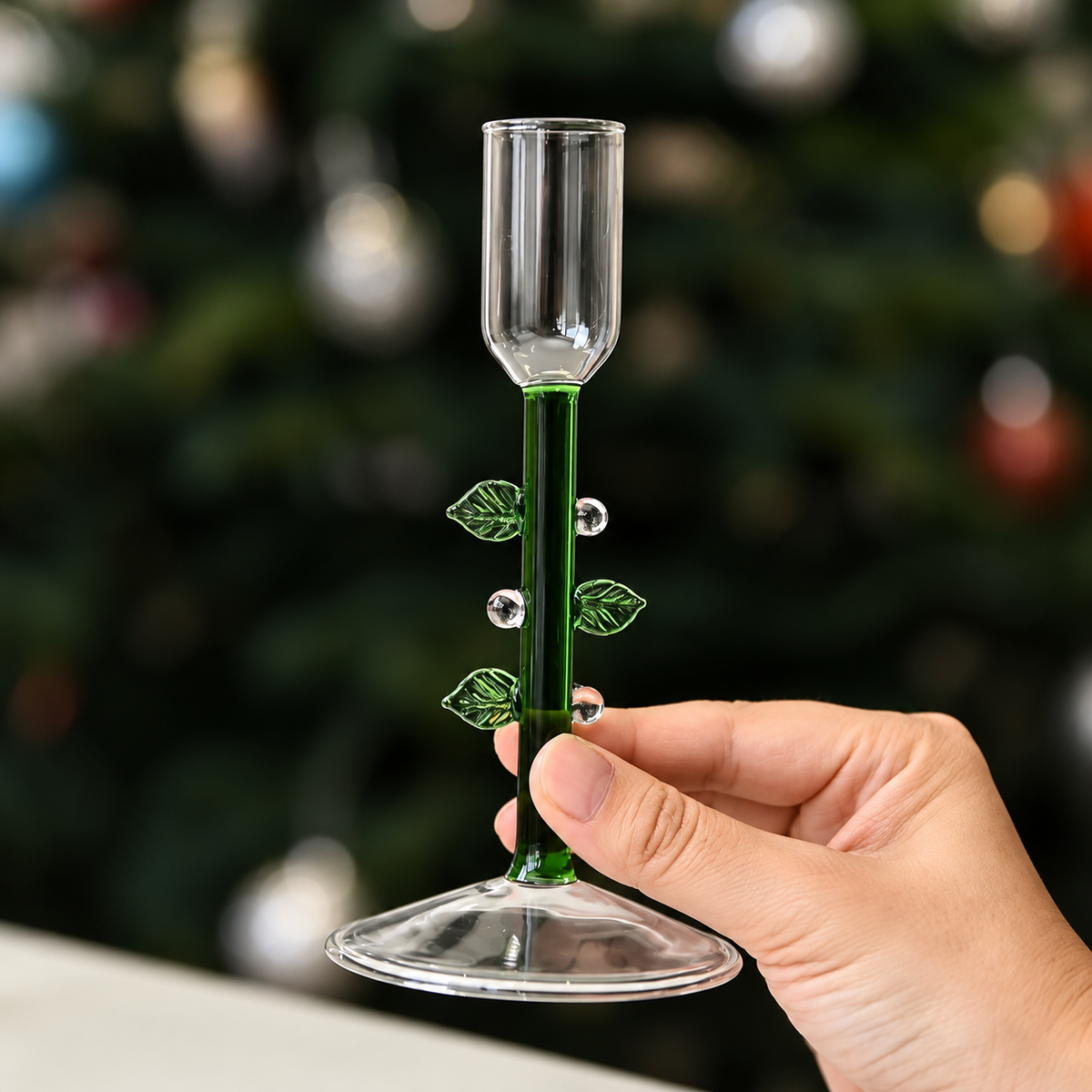 En dekorativ ljushållare i glas med en stiliserad trädform . ljusstakar jul , ljusstakar glas, Trädblad form