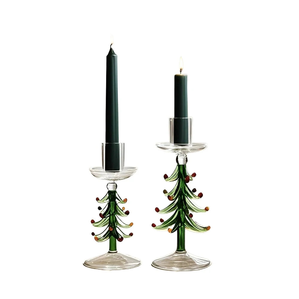 En dekorativ ljushållare i glas med en stiliserad trädform . ljusstakar jul , ljusstakar glas, Julgran form